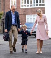 Príncipe George e o pai na escola. Na época, Kate Middleton não os acompanhou pelos enjoos severos da gravidez