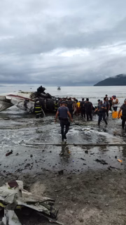 Bombeiros e SAMU socorrem vítimas em Ubatuba após queda de aeronave 
