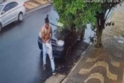 Imagem de João Vittor carregando objeto embrulhado foi usada em pedido de prisão