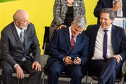 O presidente Lula ao lado dos ministros Paulo Teixeira e Fernando Haddad