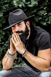 Kaysar Dadour estreou como ator na novela Órfãos da Terra (2019). Ele foi o segundo colocado do BBB 18. Atuou na série Carcereiros e fará seu próximo trabalho na nova novela das 7, Cara e Coragem