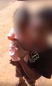 Outro menino aparece no vídeo carregando um bebê