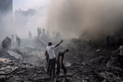 Edifícios destruídos após os ataques aéreos israelenses. Combates entre as tropas israelenses e os militantes islâmicos do Hamas continuam pelas ruas da cidade