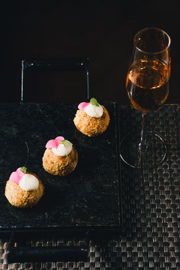Não poderia faltar o tradicional bolinho de risoto, Arancini, representando a Itália
