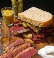 O sanduíche de pastrami do Superquadra Bar é o mais famoso de Brasília