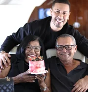 Carlinhos Maia posa sorridente ao lado dos pais, seu Virgílio e dona Maria das Graças