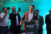 O deputado estadual Flávio Bolsonaro, filho do ex-capitão do Exército, também participou da convenção do PSL