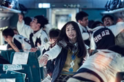 <b>Invasão Zumbi (2016) - Netflix:</B>em um trem de alta velocidade com destino à cidade de Busan, na Coréia do Sul, um vírus misterioso que transforma as pessoas em zumbis acaba se espalhando de maneira devastadora. A cidade de destino da locomotiva conseguiu com sucesso se defender da epidemia, mas até chegar lá eles deverão lutar pela sua sobrevivência