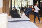 Primeira-dama Janja Silva analisa cama em shopping de decoração em Brasília