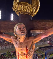 O ícone religioso também surgiu como negro na avenida