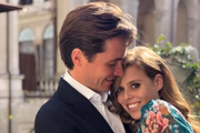 Foto tirada para anunciar o noivado do casal