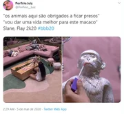 Depois maquiou uma estátua de macaco