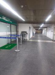 Corredor do Aeroporto de Guarulhos fica vazio após saída de refugiados
