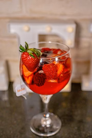Para os fãs de um drinque adocicado, o Blend Boucherie oferece um coquetel com gim, frutas vermelhas e chá de morango (R$ 24)