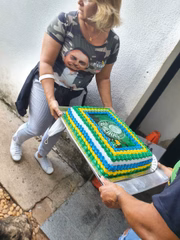Bolo chega ao Palácio da Alvorada para comemorar aniversario de Bolsonaro