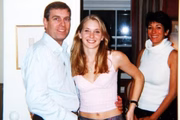 Uma das provas de Virginia Giuffre no caso de assédio sexual é a fotografia em que o príncipe Andrew a abraça. Ghislaine surge ao fundo