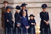 Da esquerda para a direita: a duquesa de Sussex, a rainha Consorte, o príncipe George, a princesa de Gales, a princesa Charlotte e a condessa de Wessex deixando o funeral de Estado 