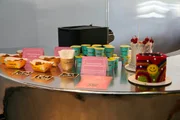 Bolinhos e comidas montadas para a festa pós-aula