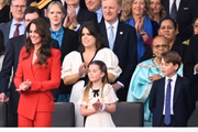 Kate Middleton com os dois filhos mais velhos, Charlotte e George