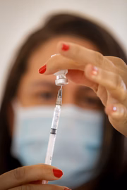 A miocardite (inflamação do coração) foi apontada por estudos como um dos efeitos colaterais após a vacinação com imunizantes de RNA, como Pfizer e Moderna. O evento é considerado muito raro
