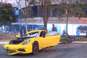 Carro de luxo e moto (ao fundo) ficaram destruídos