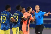Nestor Pitana com os jogadores da Colômbia durante partida da Copa América