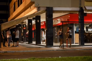 Clientes deixam bares no Sudoeste