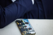 O prefeito, seu filho e seu neto na capa de seu celular