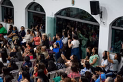 Igreja ficou lotada e algumas pessoas tiveram que ficar de fora