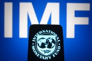 O Fundo Monetário Internacional (FMI) é uma instituição financeira que funciona como um banco que fornece empréstimos a países que o solicitam. Criada em 1944, hoje é composta por 188 países e o orçamento do FMI vem dos próprios membros. A lógica é: quanto mais contribuem, maior é o poder de decisão