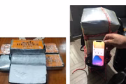 Criminosos usavam mensagens para mostrar despacho de drogas, incluindo prova de dia e horário, provados nesse caso com celular em frente à carga