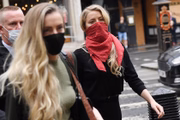 Amber Heard chega ao tribunal na companhia da namorada e da irmã