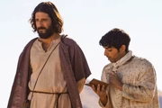 Jonathan Roumie e Paras Patel, o apóstolo Mateus, em The Chosen; série é narrada a partir da perspectiva dos seguidores do Cristo