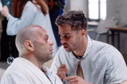 <b>Os 12 Macacos (1996) - Looke:</B> no ano de 2035, James Cole (Bruce Willis) aceita a missão de voltar ao passado para tentar decifrar um mistério envolvendo um vírus mortal que atacou grande parte da população mundial. Tomado como louco, no passado, ele tenta provar a sua sanidade para a médica Kathryn Railly (Madeleine Stowe), sua única esperança de mudar o futuro
