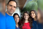 É casado com Ana Cristina Schmidt, com quem tem duas filhas: Laura Schmidt, de 17 anos, e Valentina Schmidt, de 19 anos 