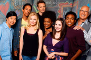 <strong>Community - Netflix - 6 temporadas</strong>. Na Universidade Comunitária de Greendale, o advogado Jeff Winger (Joel McHale) tenta recuperar o diploma invalidado pela Ordem dos Advogados do Colorado. Durante o período de estudo, ele conhece algumas pessoas bastante diferentes, como o experiente Pierce Hawthorne (Chevy Chase) a atraente Britta Perry (Gillian Jacobs), a jovem Annie Eddison (Alison Brie), a religiosa Shirley (Yvette Nicole Brown) e os geeks Abed (Danny Pudi) e Troy (Donald Glover). Jeff forma com seus colegas de faculdade um grupo de estudos que acaba descobrindo mais sobre si