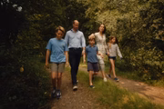 William e Kate passeiam com os três filhos 