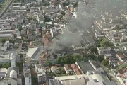 Segundo o Corpo de Bombeiros, cerca de 90 bombeiros e 30 viaturas estão no local
