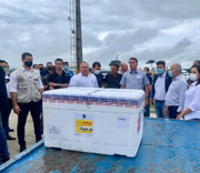 Ministro da Saúde, Eduardo Pazuello, e presidente Jair Bolsonaro entregam doses extras de vacinas contra a Covid-19