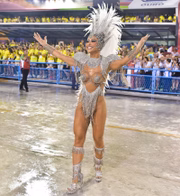 A apresentadora exibiu a boa forma em uma fantasia caprichada
