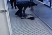 Imagens mostram agentes da ViaMobilidade contendo e agredindo passageiro na estação Carapicuíba