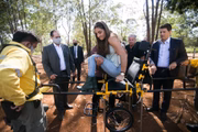 A atleta de paracanoagem Andrea Pontes acompanhou e testou as cadeiras