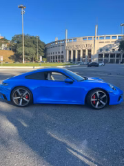 Quem fez a gravação foi o youtuber Dub que ficou impressionado ao vê-la no volante e a intitulou de “velha da Porsche”
