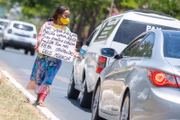 A refugiada afirma que o valor recebido não é suficiente para comprar alimentos e sustentar a família