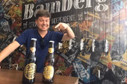 Victor Leal e as cervas da trupe de domédia