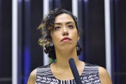 Deputada Talíria Petrone quer que repatriados recebam um auxílio emergencial