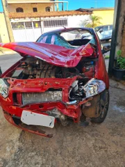 O carro estava na garagem da casa 