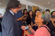 Maria das Graças entrega bilhete ao fotógrafo Ricardo Stuckert