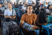 Palestinos aguardam nome ser chamado para sair de Gaza e entrar no Egito