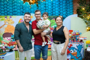 Murilo Huff, Gustavo e Ruth, irmão e mãe de Marília, e Leo